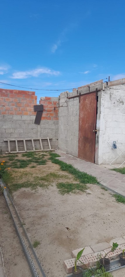 Lote mas casa y dos galpones en la calle Colon al 700