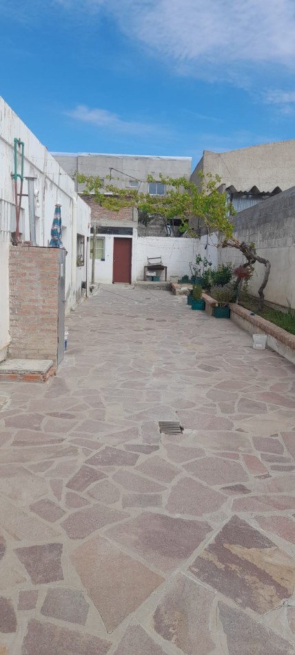 Lote mas casa y dos galpones en la calle Colon al 700